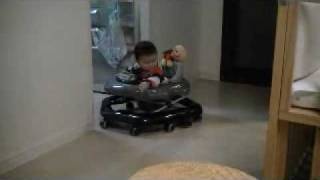 宗ちゃん　ベビーウォーカーで移動してますけぇね。00735