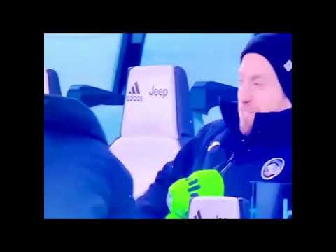 Papu Gomez canta l'inno della Juventus