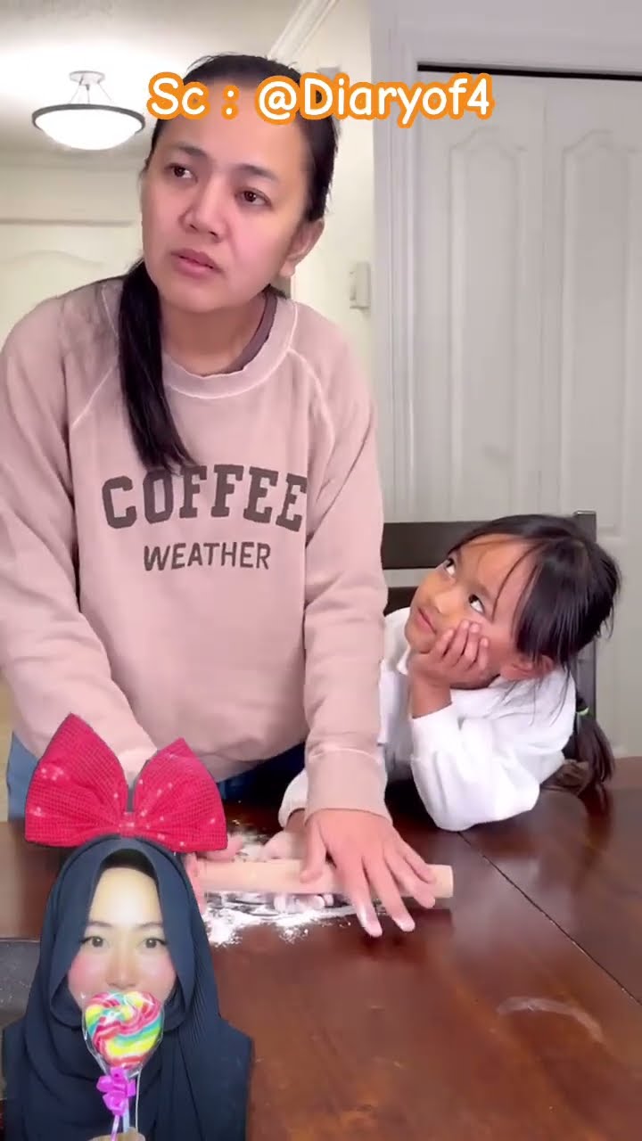MAMA MASAK KUE SAMBIL NONTON ⁉️ ehh Tangan Adik yang Di giling ??@Diaryof4 #shorts #funny #dubbing