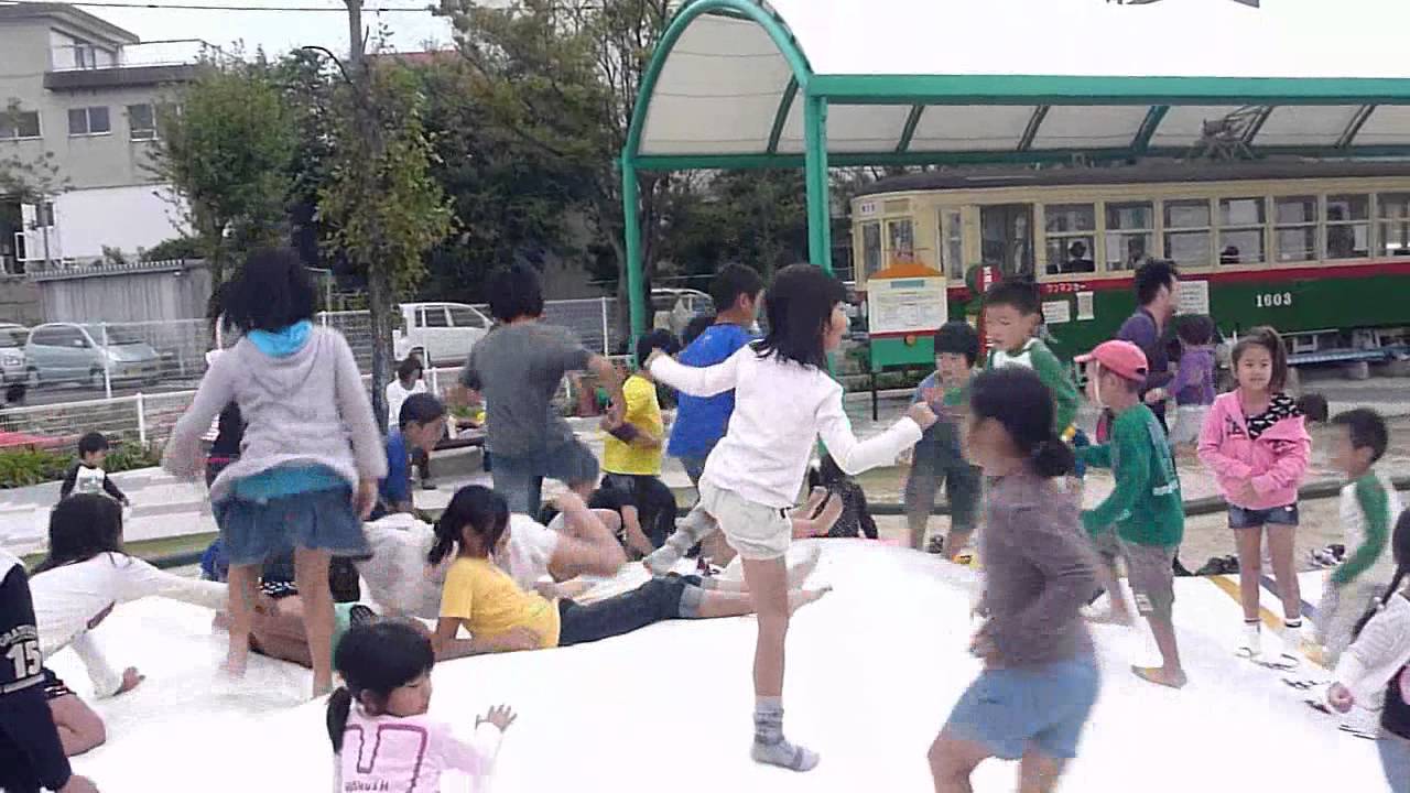 ふわふわトランポリ　刈谷市交通児童遊園にて