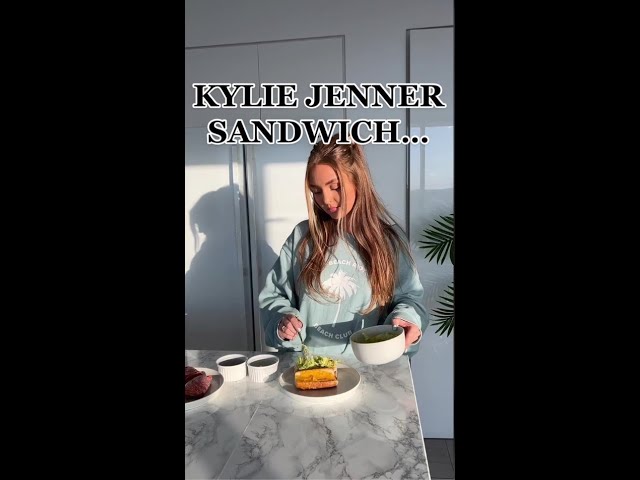 I tried KYLIE JENNERS viral sandwich 🥪 class=