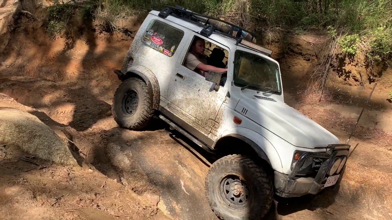 Suzuki Sierra 4x4 at Bullock Link Track - Bunyip