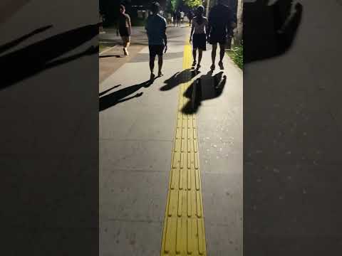 Sandal di antara sepatu