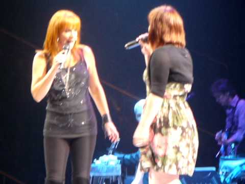 Because Of You [LIVE] - Reba & Kelly Clarkson (Pittsburgh, PA)