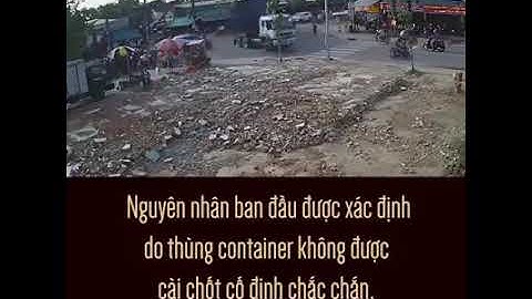 Kinh hoàng thùng container rơi khỏi xe ngay ngã tư rất may không có thiệt hại về người