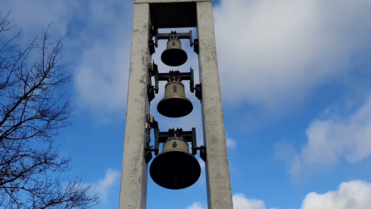 Duży dzwon - dzwonnica przy kościele św. Teresy od Dzieciątka Jezus w Gdańsku.