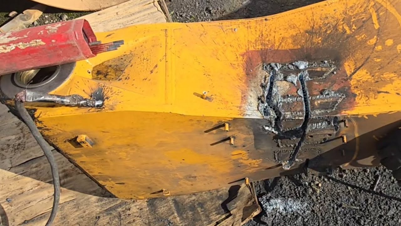 Svařování prasklého ramene bagru LIEBHERR - první část. Welding a cracked boom of LIEBHERR excavator