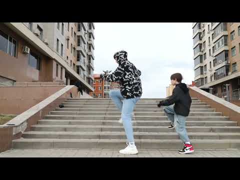 Crazy Frog Shuffle Dance In The Stairs