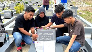 BANG BREW MENGUNJUNGI MAKAM AYAHNYA