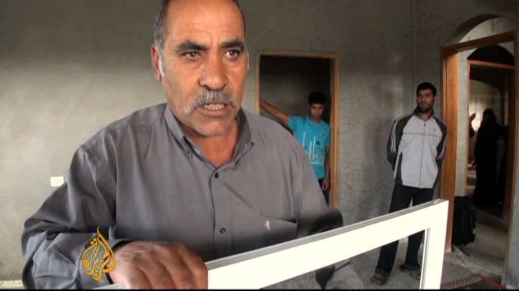 خوفاً من الضربات الصاروخية، تُخلي عائلات غزة منازلها