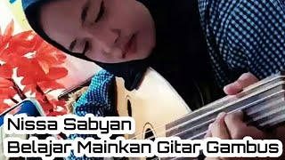 NISSA SABYAN BELAJAR MAINKAN GITAR GAMBUS