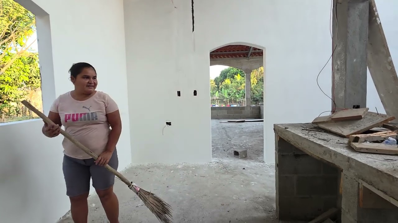 Juana y Maili sorprendidas al ver la casa. 