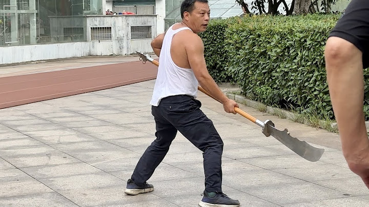 老年化好严重，街道上都是老人，老人耍关刀。公园里也都是老人 - 天天要闻