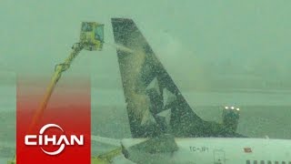 Uçaklar buzlanmaya karşı yıkanıyo Resimi