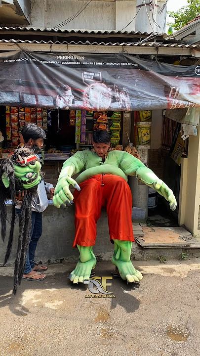 Buto ijo buta sanga numpang istirahat didepan warung warga