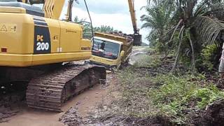 evakuasi dump truck dengan komatsu pc200 longarm