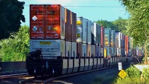 Giant CSX Double Stack Train Gives Horn Salute 4K