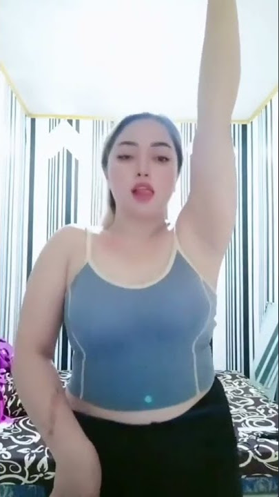 Belahan celana ketat bikin baju sexy bokong semok