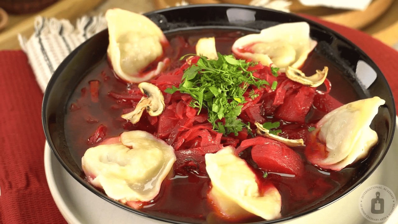 Зі смаковитим доповненням. БОРЩ ІЗ ВУШКАМИ З НАЧИНКОЮ З ЯЛОВИЧИНИ ТА ГРИБІВ, НА ЯЛОВИЧОМУ БУЛЬЙОНІ