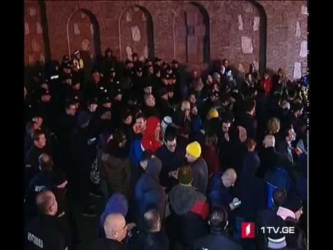 „ქართული ოცნების“ ოფისთან ვითარება განიმუხტა