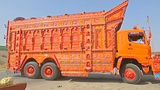 Пакистанские грузовики превращают в произведения искусства