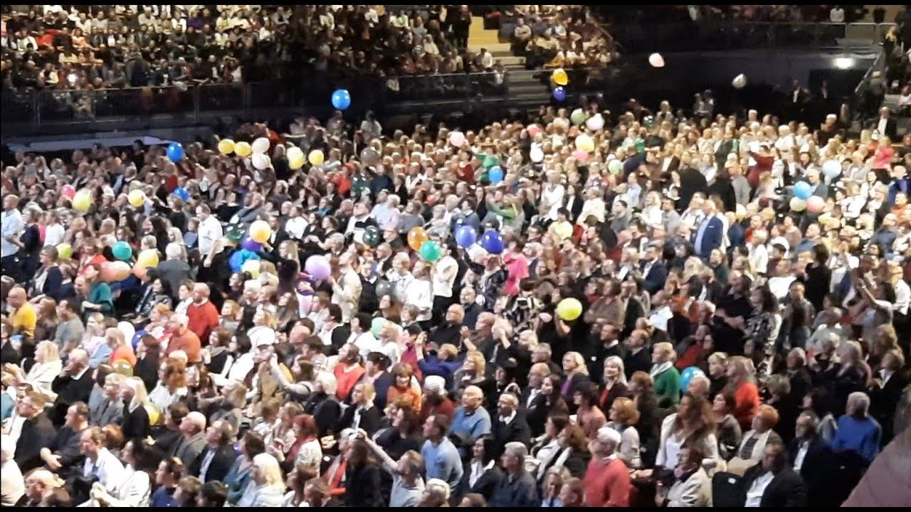 André Rieu-Mix songs with balloons in Bratislava 11.11.2023 - YouTube