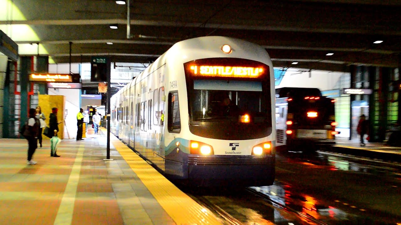sound-transit-link-light-rail-westlake-station-bound-train