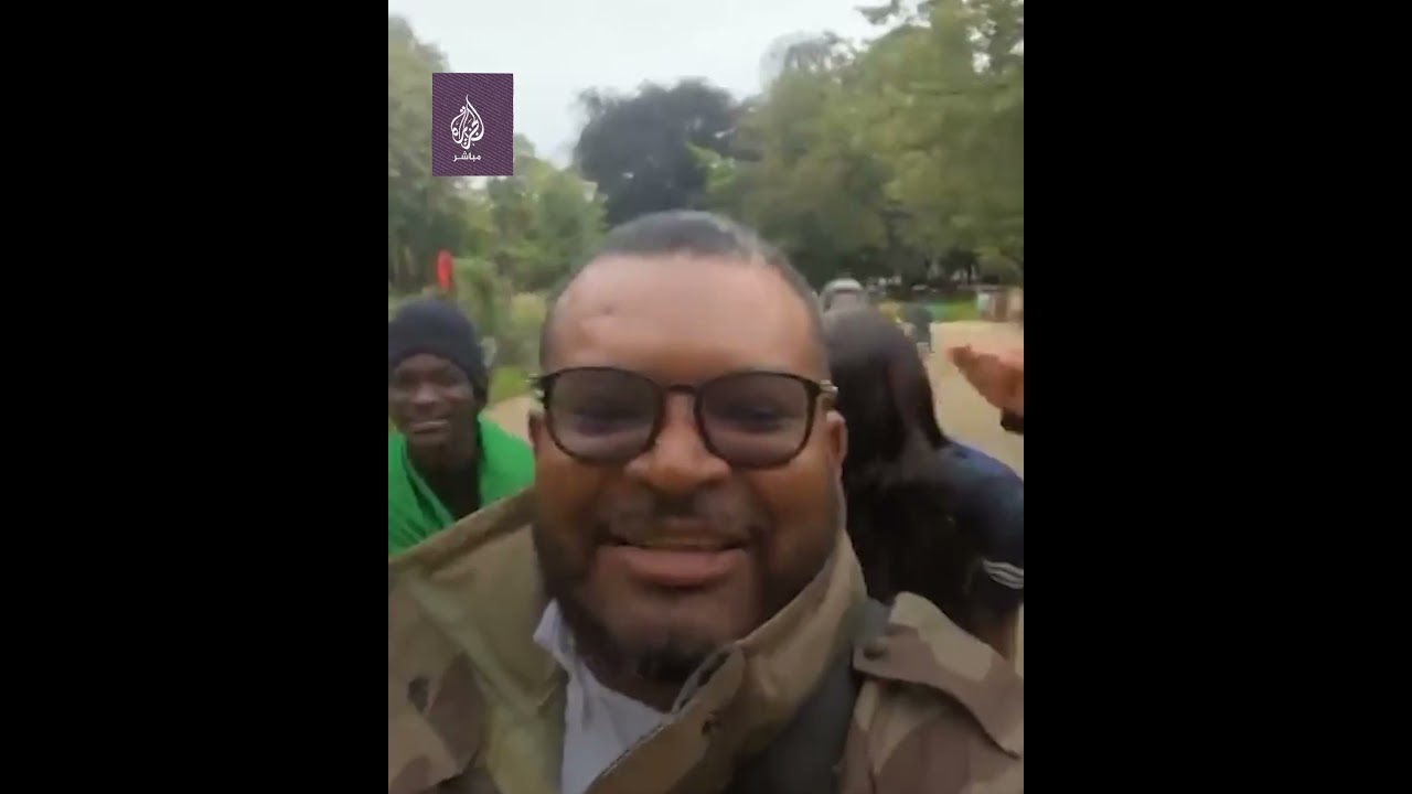 تجمهر غابونيون أمام سفارة بلادهم في #باريس للتعبير عن فرحتهم بالانقلاب على الرئيس علي بونغو