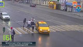 Пассажир и водитель такси избили пешеходов в центре Калининграда. Видео