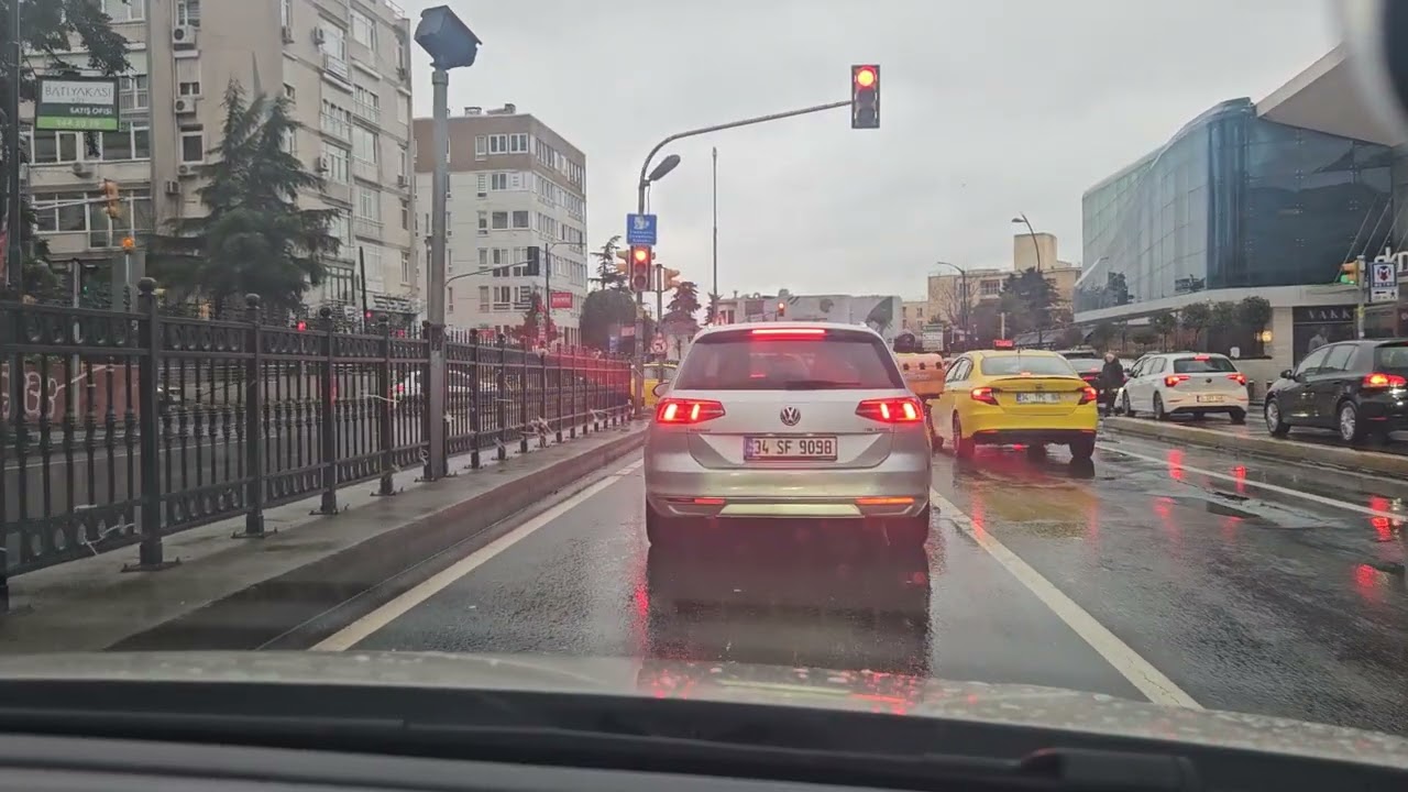 Yağışlı havada şehir içi trafiğindeyiz