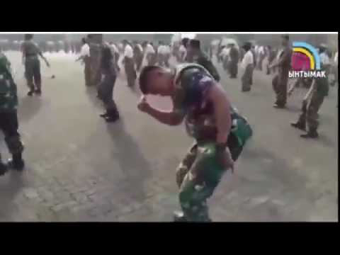 Буй буй буй   Военный солдат танцует (зажигают) ПРИКОЛЬНО😂😂😂😂