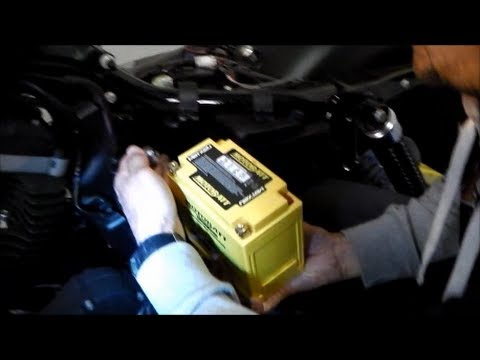 Video: Si i instaloni kontrollet e këmbëve përpara në Sportster?