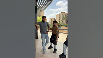 كاني وماني كسرولو ايدو للمدير 