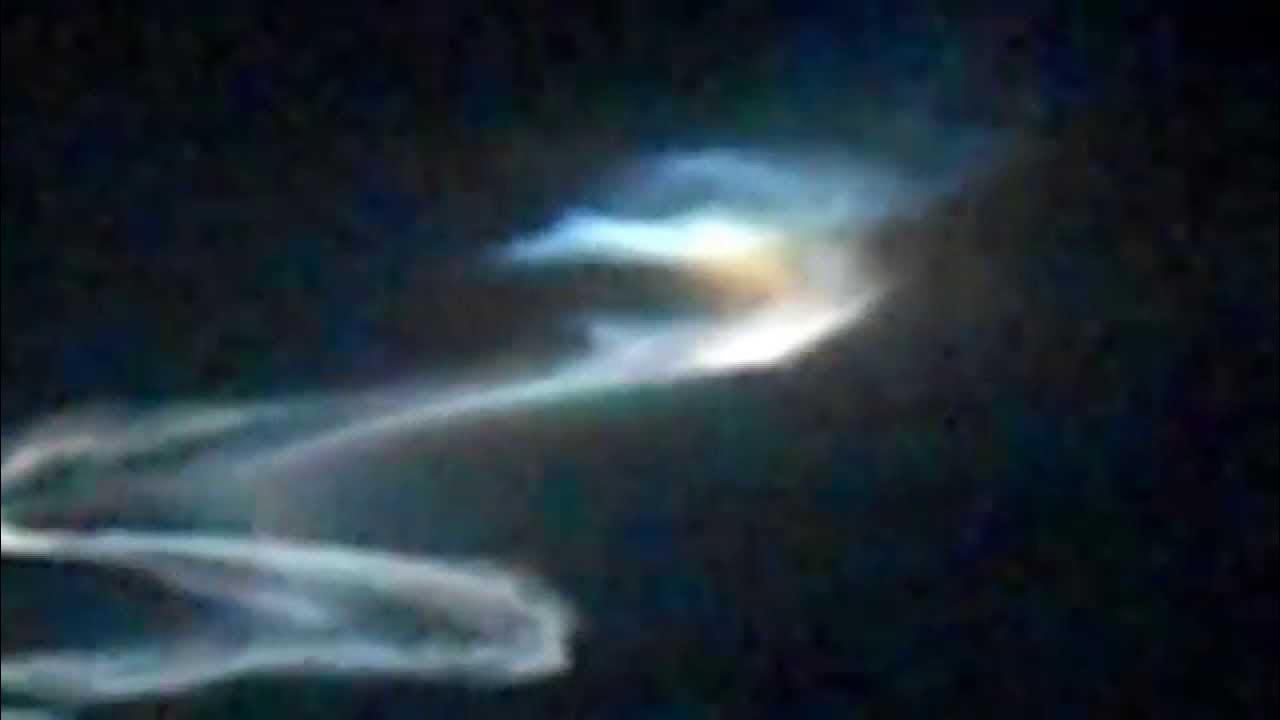 снимки с мкс нло. в небе над радаром. пво израиля железный купол. солнечное затмение и нло. след самолета в небе.