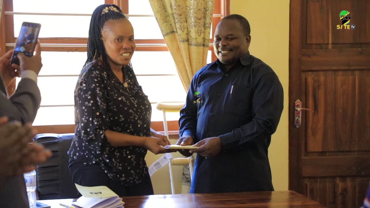 DC mpya wa Mlele akabidhiwa ofisi kwa Miradi hii...