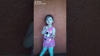 niña bailando vida de rico