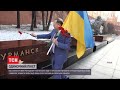 Одиночний пікет: під стіни Кремля вийшов чоловік із українським прапором