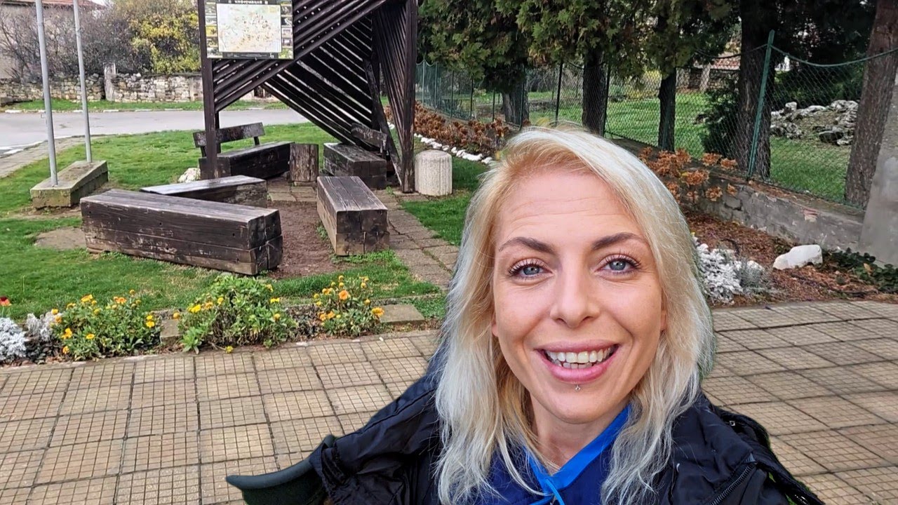 БОЯДИСВАНЕ на пейки и КОСЕНЕ в селската градинка: #Ден 75 от 90 ДНИ НА СЕЛО