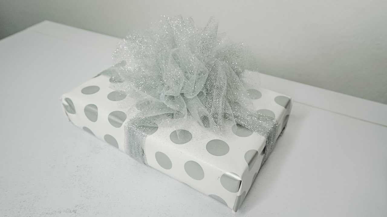 DIY: Christmas Gift Wrapping Glitter Tulle Bow 