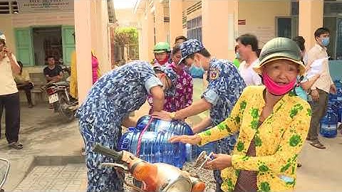 CẢNH SÁT BIỂN TẶNG NƯỚC NGỌT CHO NGƯỜI DÂN BẾN TRE