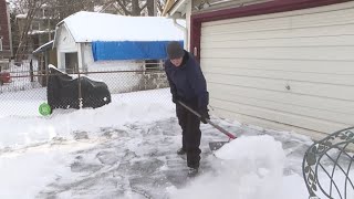 Missouri teen turns snow day into side hustle, shovels neighbors driveways