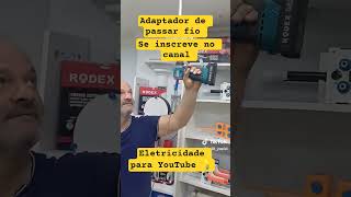 alô eletricista de plantão dispositivo de passar fio usando a parafusadeira alguém já viu 🤔