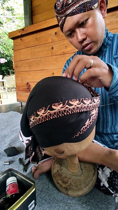 edukasi pembuatan blangkon bersama pak Dedy di avadana dance studio