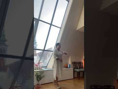 Video: Anna Netrebko viste en garvet figur i mini shorts