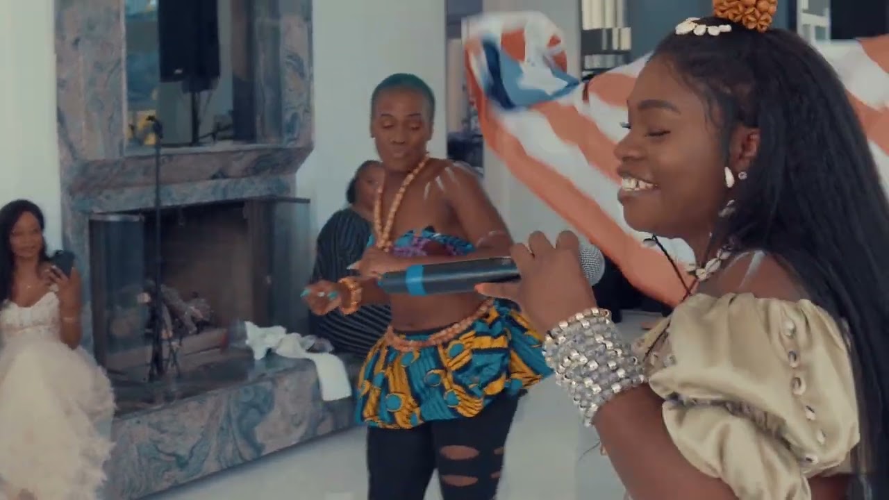 Mz Menneh performed zomoh live in Beverly Hills California at the Baaadu Festival 🔥 🇱🇷 💙 👌🏿