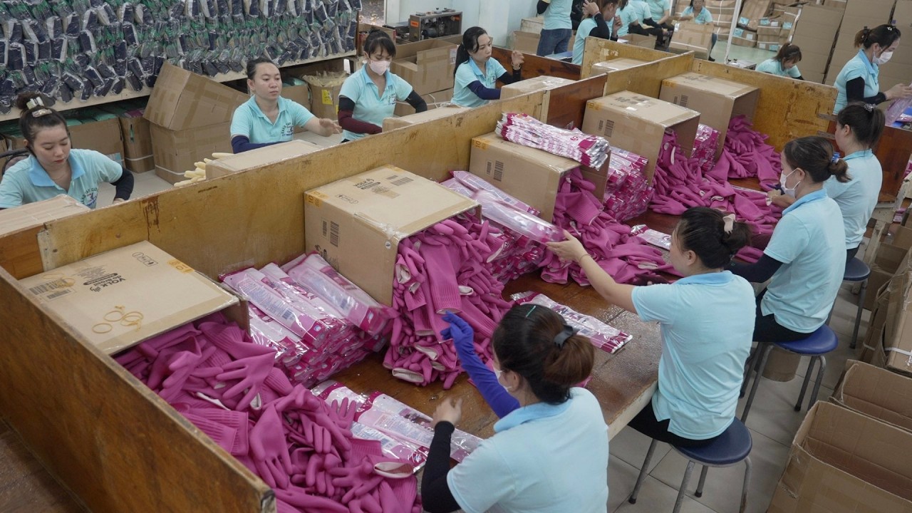 УДИВИТЕЛЬНЫЙ процесс производства МИЛЛИОНОВ РЕЗИНОВЫХ ПЕРЧАТОК во ВЬЕТНАМЕ!