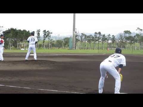一塁牽制練習する桑原謙太朗投手（#13）。オリックス春季キャンプ2014