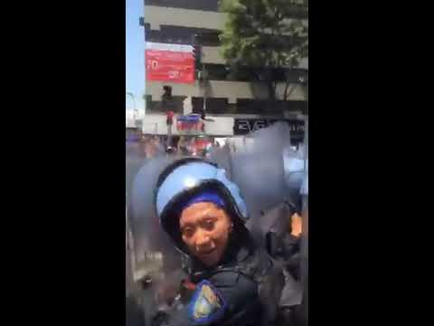 Policias agreden a reportera en Bloqueo de la #CNTE