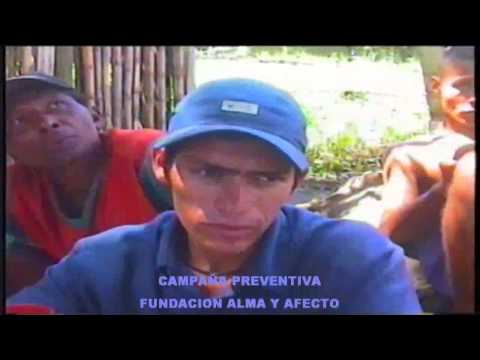 CHARLA CON UN GRUPO DE ADICTOS EN UNA ZONA DE TOLERANCIA, CAMPAÃA PREVENTIVA FUNDACION ALMA Y AFECTO CARTAGO VALLE COLOMBIA