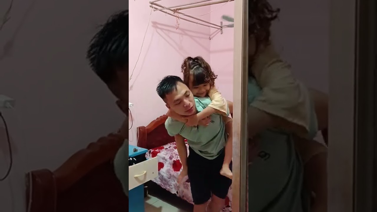 nhã Phương và bố trước giờ đi làm phải thế này mới chịu